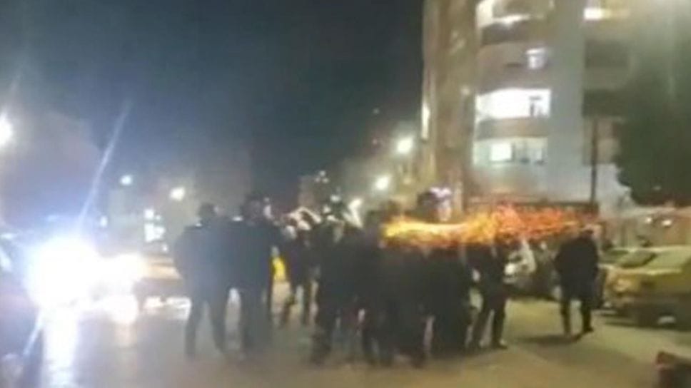 Manifestanti a Teheran attaccati dalle forze  di sicurezza iraniane