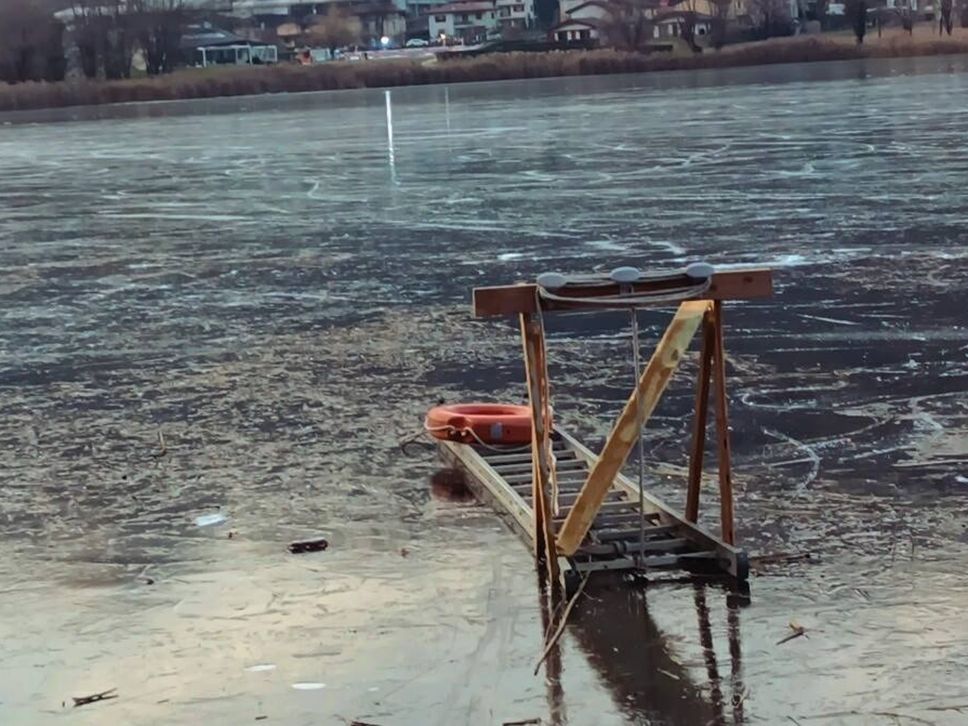 La scala con il salvagente comparsa sulla superficie