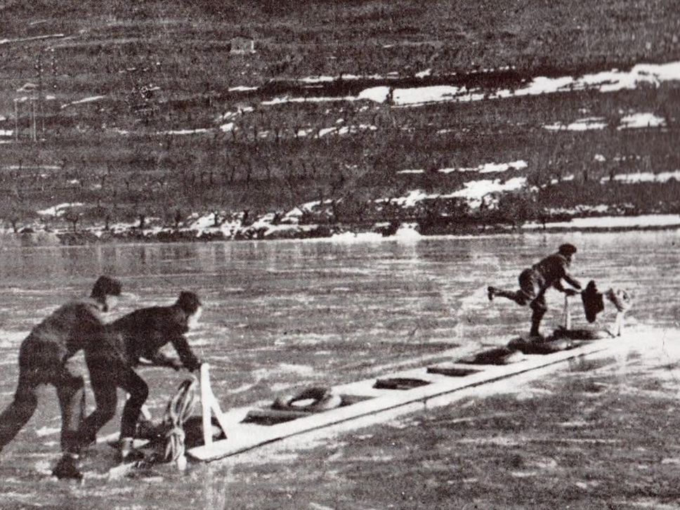 La scala per il recupero di chi è in difficoltà, in una foto d’epoca