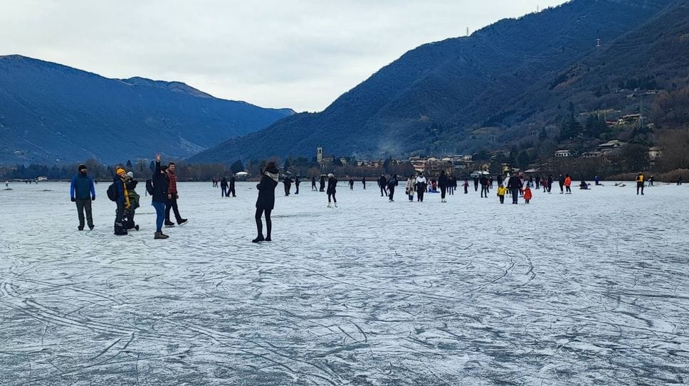 Sono giorni di pienone sul lago d’Endine: in tanti sono affascinati dalla lastra di ghiaccio, ma i cartelli sono chieri: è pericoloso salirci