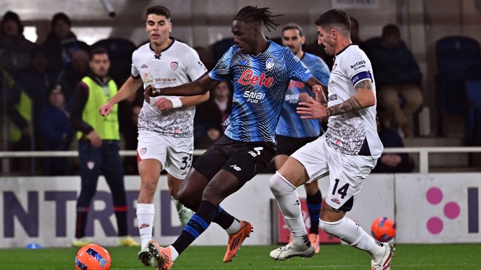 Odilon Kossounou, qui in azione contro il Cagliari. Il difensore ivoriano è atteso a Zingonia martedì 13 gennaio e potrebbe essere disponibile per la gara a Pisa