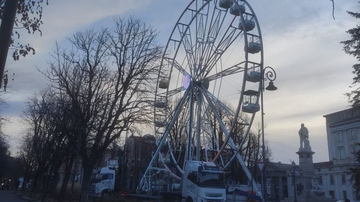 bergamo saluta il natale si smonta la ruota panoramica