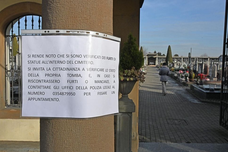 L’avviso all’ingresso del cimitero di Spirano