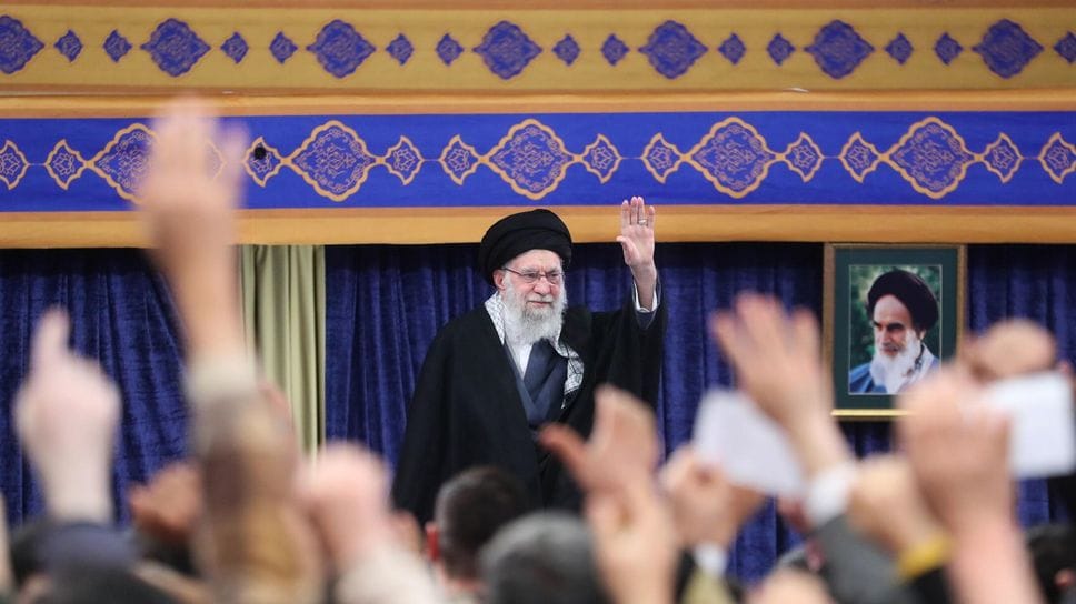 La Guida Suprema dell’Iran Ali Khamenei saluta la folla durante una cerimonia a Teheran