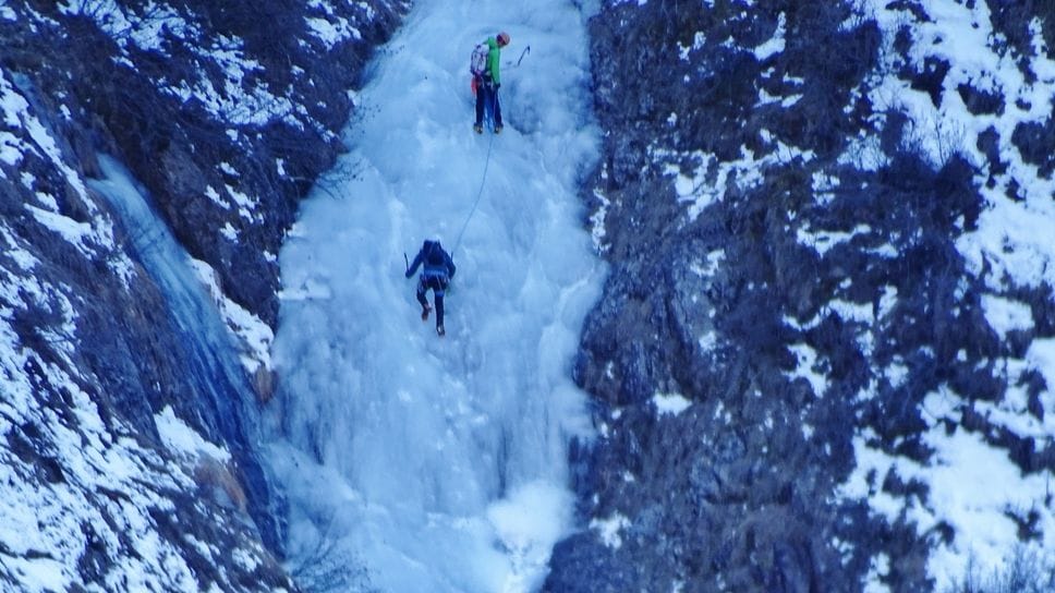 Scalatori su una cascata di ghiaccio formatasi sul versante nord del Monte Crostaro a Lizzola di Valbondione