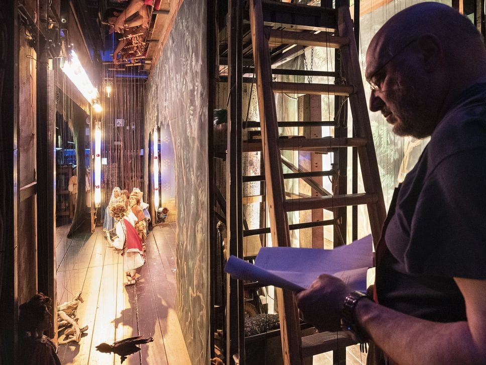 Uno sguardo dietro le quinte dello spettacolo della Compagnia Colla