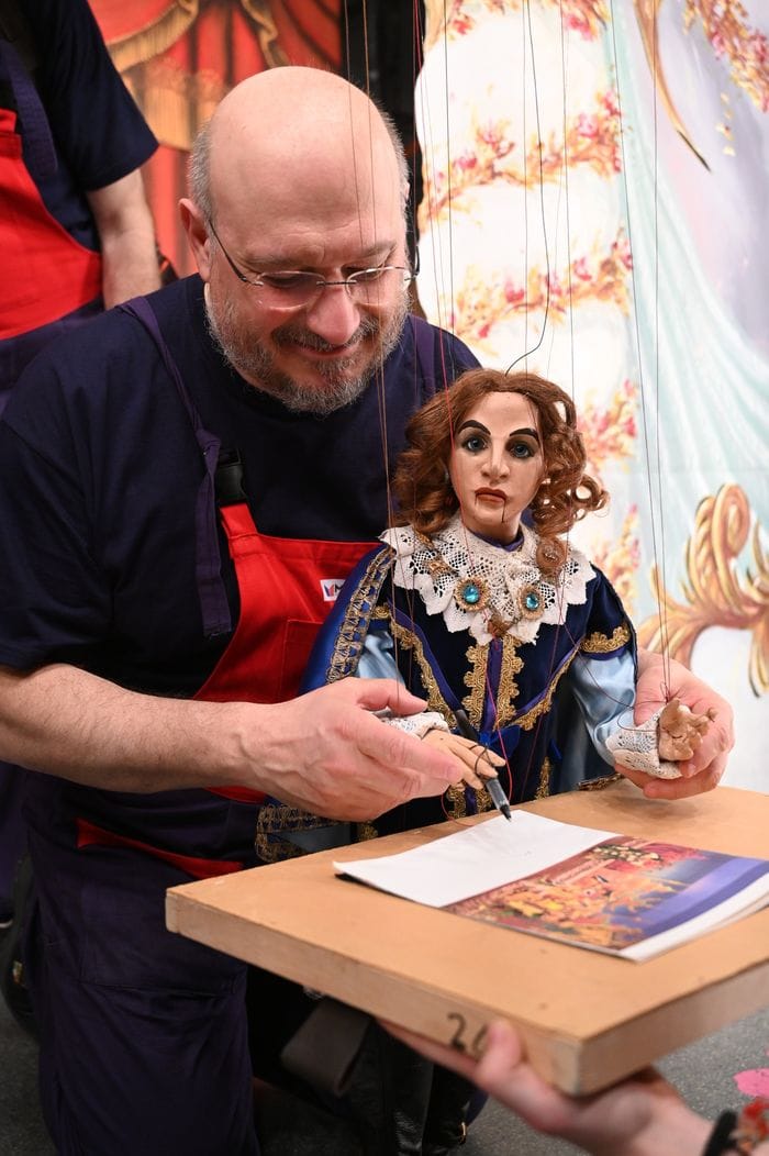 PIero Corbella con una marionetta