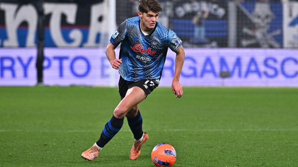Charlese De Ketelaere con la maglia del Christmas Match Atalanta-Cagliari. La sua maglia è stata quella che si è aggiudicata il maggior rialzo nell’asta benefica: 4.100 euro.