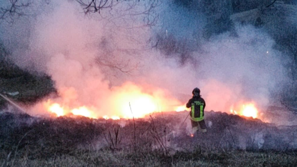 L’intervento dei vigili del fuoco a Gorno
