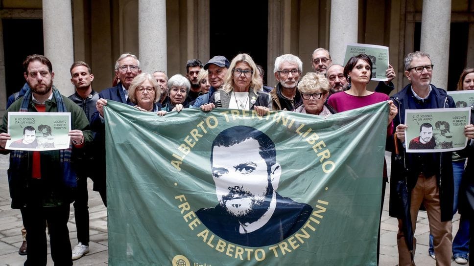 Un’iniziativa per Alberto Trentini, la mamma in prima fila (è la seconda da destra)