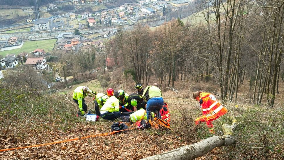 L’intervento dei soccorritori per l’infortunio che ha coinvolto un  26ennei ad Ardesio. Il giovane stava tagliando una pianta che gli è caduta addosso