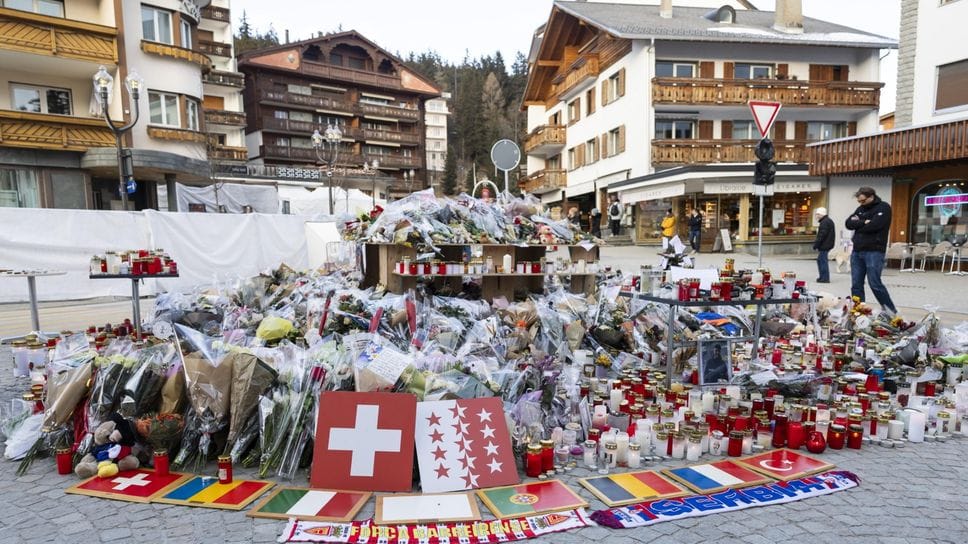 Fiori e candele in ricordo delle vittime dell’incendio di Crans-Montana