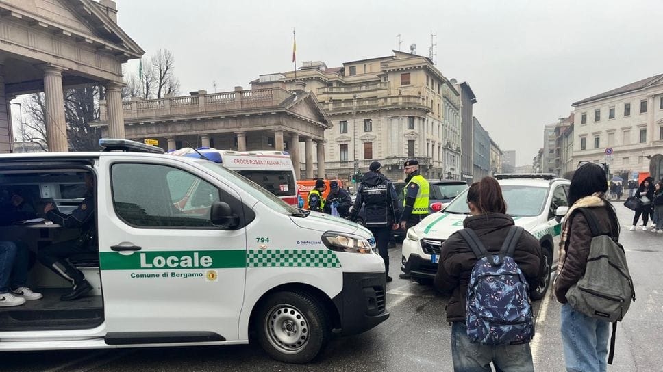 I soccorsi e la polizia Locale in Porta Nuova a Bergamo sono intervenuti per soccorrere un pedone di 60 anni investito da un’auto all’incrocio. Le condizioni dell’uomo sono gravissime