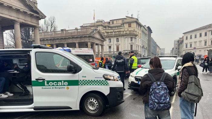 Scontro tra due auto in Porta Nuova, una travolge un pedone: 60enne in gravi condizioni   Foto e video