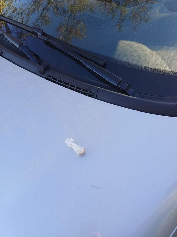 Una dose di droga ritrovata a terra