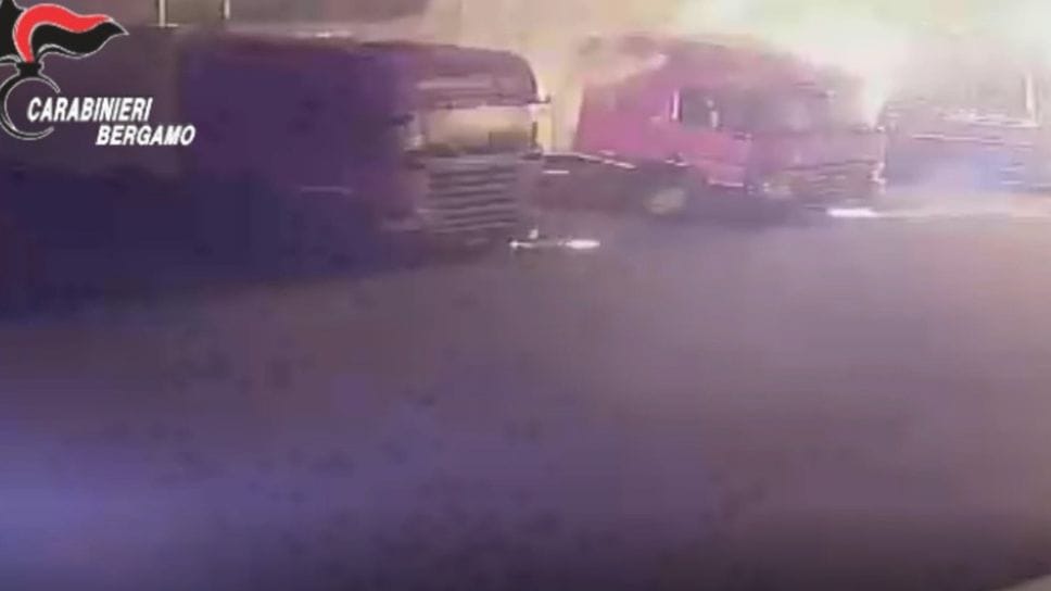Il rogo dei camion a Seriate nel dicembre 2015, da cui scaturì l’indagine
