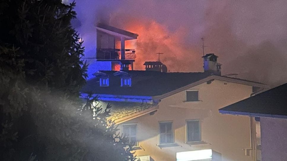 Le fiamme dell’incendio di una palazzina a Rovetta. Una 85enne in ospedale