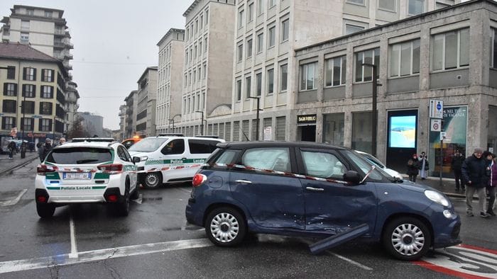 investito ai propilei restano gravi le condizioni del 60enne era appena passato un gruppo poteva essere una strage