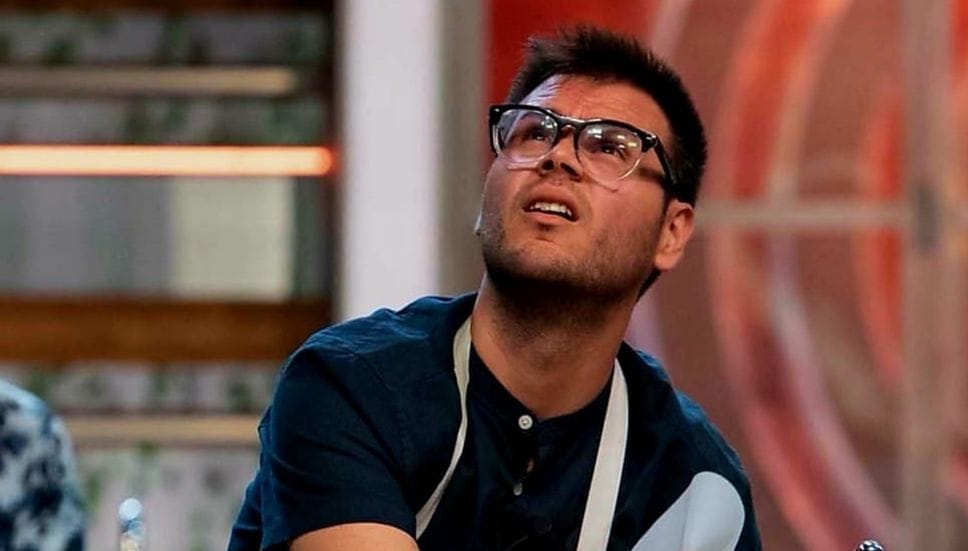 Rinaldi durante la preparazione di un piatto davanti alle telecamere