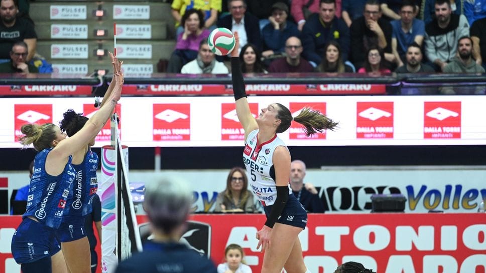 Kendall Kipp in azione contro il muro di Conegliano: l’americana ha chiuso con 11 punti, ma le rossoblù non sono riuscite a strappare un set alla capolista