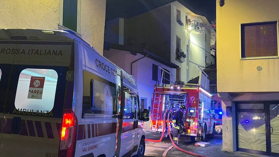 Il rogo a Rovetta con l’intervento dei vigili del fuoco e dei soccorritori