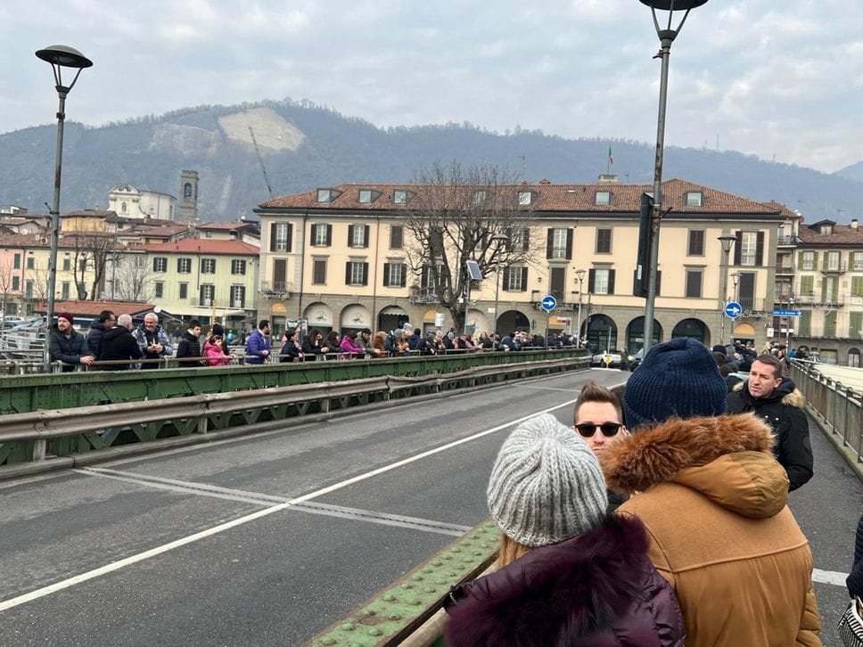 La gente sul ponte