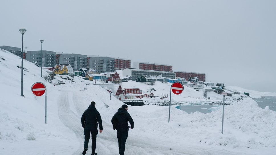 Agenti di polizia lungo una strada a Nuuk, capitale della Groenlandia