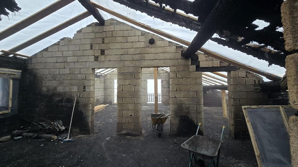 La casa colpita dal rogo a Mezzoldo