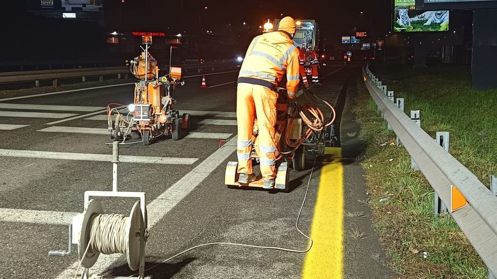 La sede stradale di via Autostrada con la nuova segnaletica provvisoria di cantiere