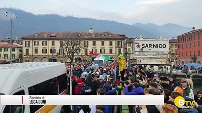 https://storage.ecodibergamo.it/media/photologue/2026/1/17/photos/cache/sarnico-il-passaggio-della-fiamma-olimpica_81f4120e-f3ce-11f0-89b9-eb4d9f449819_display.jpg