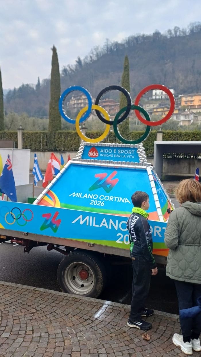 Una struttura creata dall’Aido di Coccaglio: i cerchi olimpici con le lattine