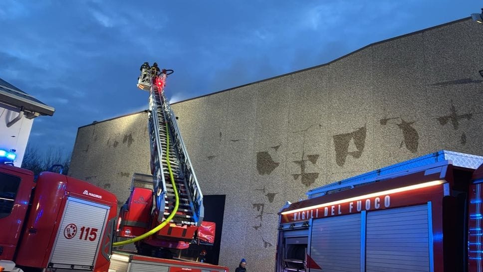 L’incendio nel capannone di via Venezian a Seriate
