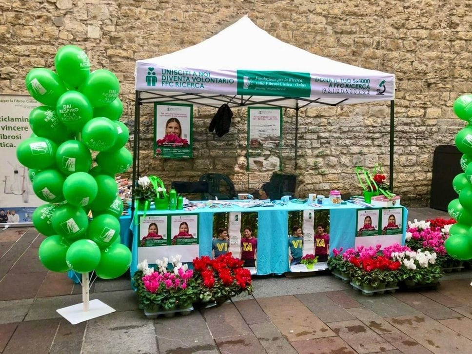 Un banchetto di sensibilizzazione della Fondazione per la ricerca sulla fibrosi cistica a Bergamo
