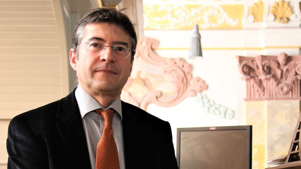 Lucio Mosè Benaglia, classe 1960, è originario di Valbrembo: ha studiato presso l’Istituto musicale Gaetano Donizetti di Bergamo, e si è trasferito a Monaco di Baviera per la Banca Popolare di Bergamo per cui lavorava. Nella foto all’organo della Bürgersaalkirche di Monaco (2021)