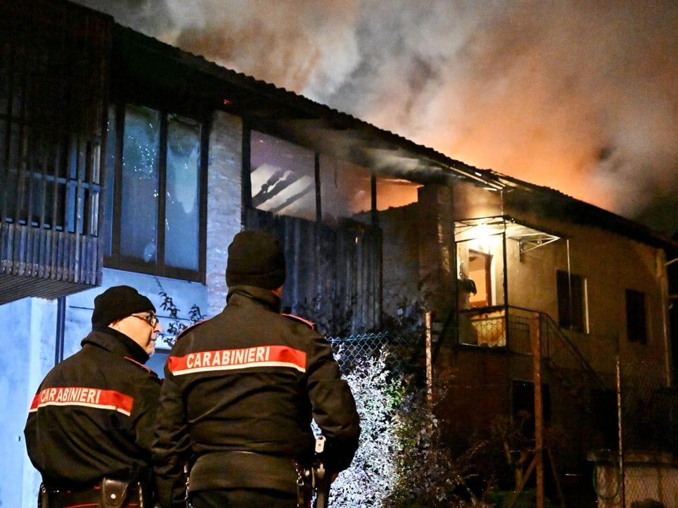 Carabinieri sul luogo dell’incendio