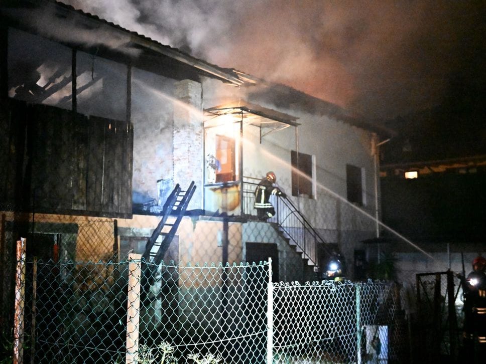 Circa due ore per domare il rogo