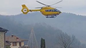 L’arrivo dell’elisoccorso a Corna Imagna dove un uomo di 81 anni, Pietro Carminati, è stato trovato morto in casa, ustionato dalle fiamme della stufa che stava accendendo