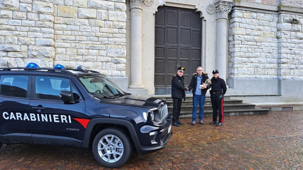 I carabinieri restituiscono la statuetta a don Marco Gibellini.