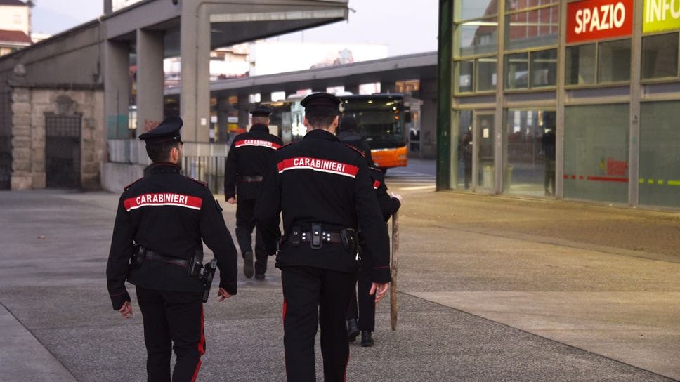 I carabinieri nella zona tra piazzale Alpini e le Autolinee