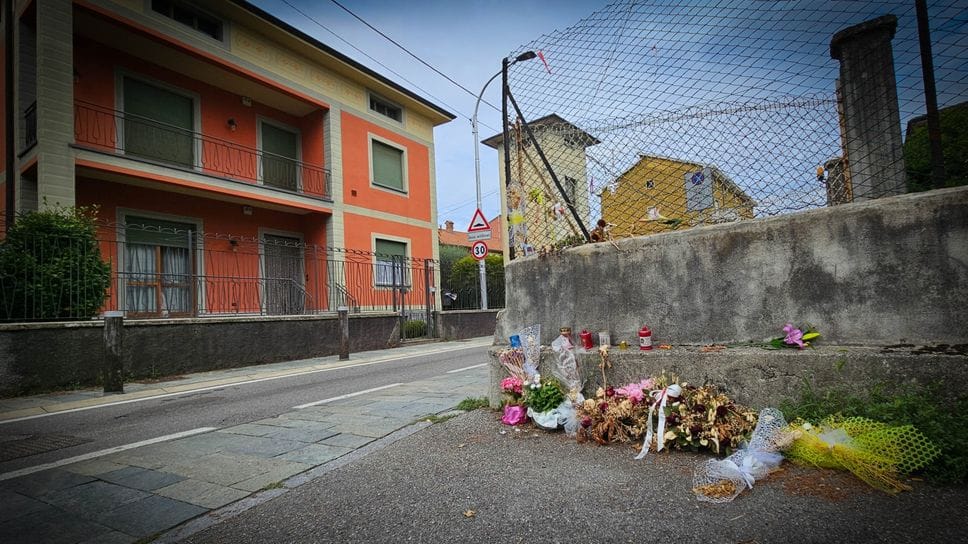 Fiori sul luogo dove è morta Sharon Verzeni, a Terno d’Isola