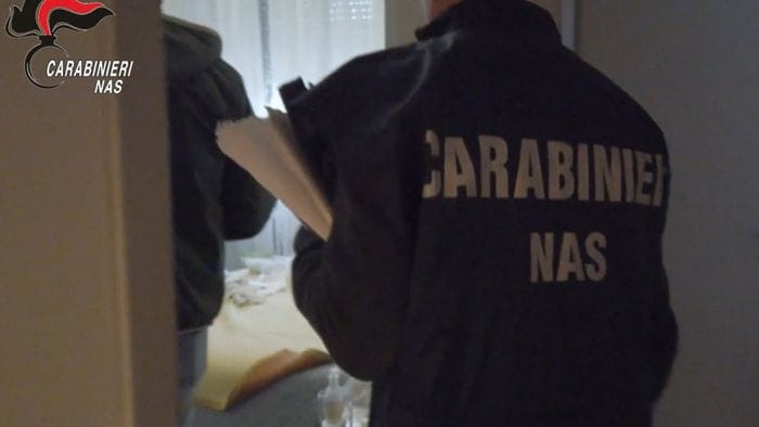 topi e insetti sequestrati 120 quintali di alimenti pericolosi in un anno 16 chiusure in bergamasca