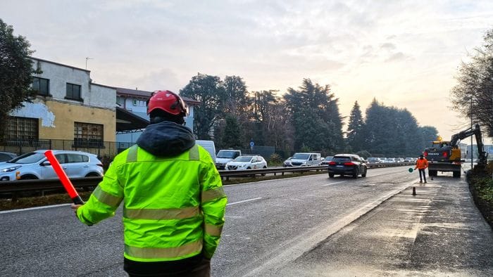 via autostrada al via il cantiere sulla carreggiata e a campagnola limitazioni al traffico