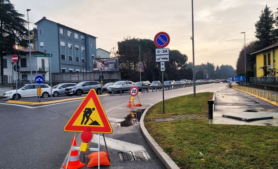 Via Autostrada, i lavori sulla carreggiata
