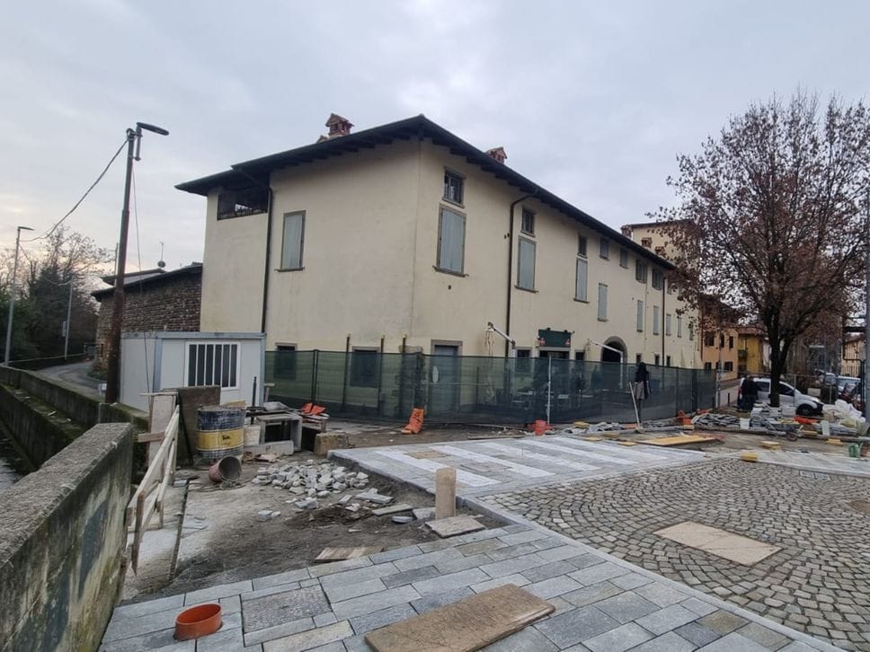 I lavori per la posa della passerella ciclopedonale sul torrente Morla