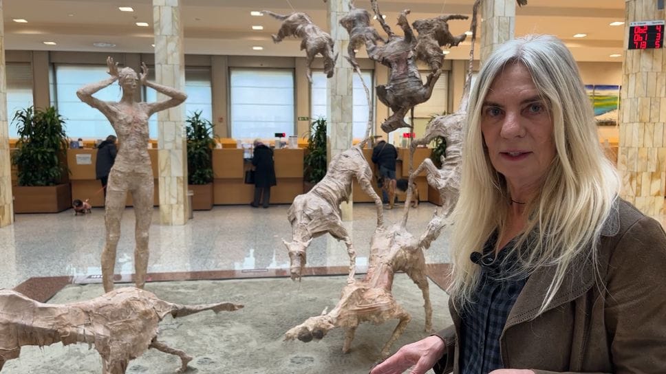 Viveka Assembergs davanti alla sua opera «Fragilità Riflesse» all’interno di palazzo Creberg a Bergamo