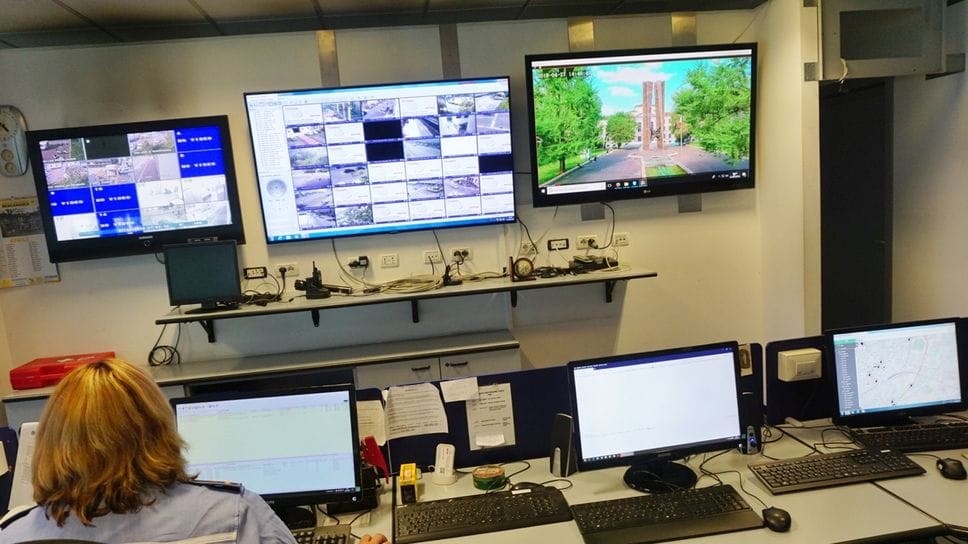 La sala operativa della polizia locale di Bergamo