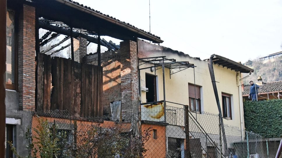 Il tetto completamente distrutto dall’incendio di lunedì sera in Valverde a Bergamo