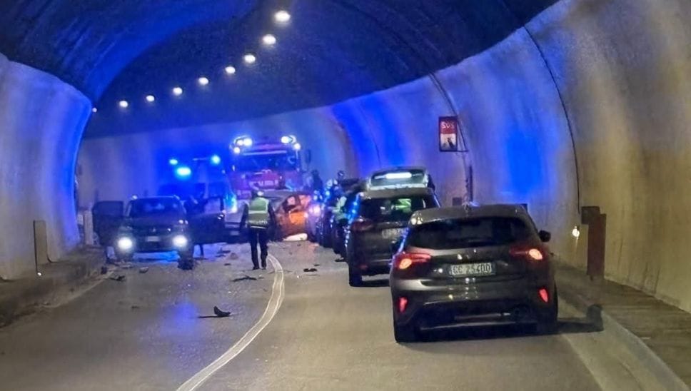 La polizia locale ha chiuso la strada 671 all’altezza della galleria del Dosso per un incidente e il traffico è deviato sulla viabilità ordinaria a Albino. Code in Valle Seriana nella serata di mercoledì 21 gennaio