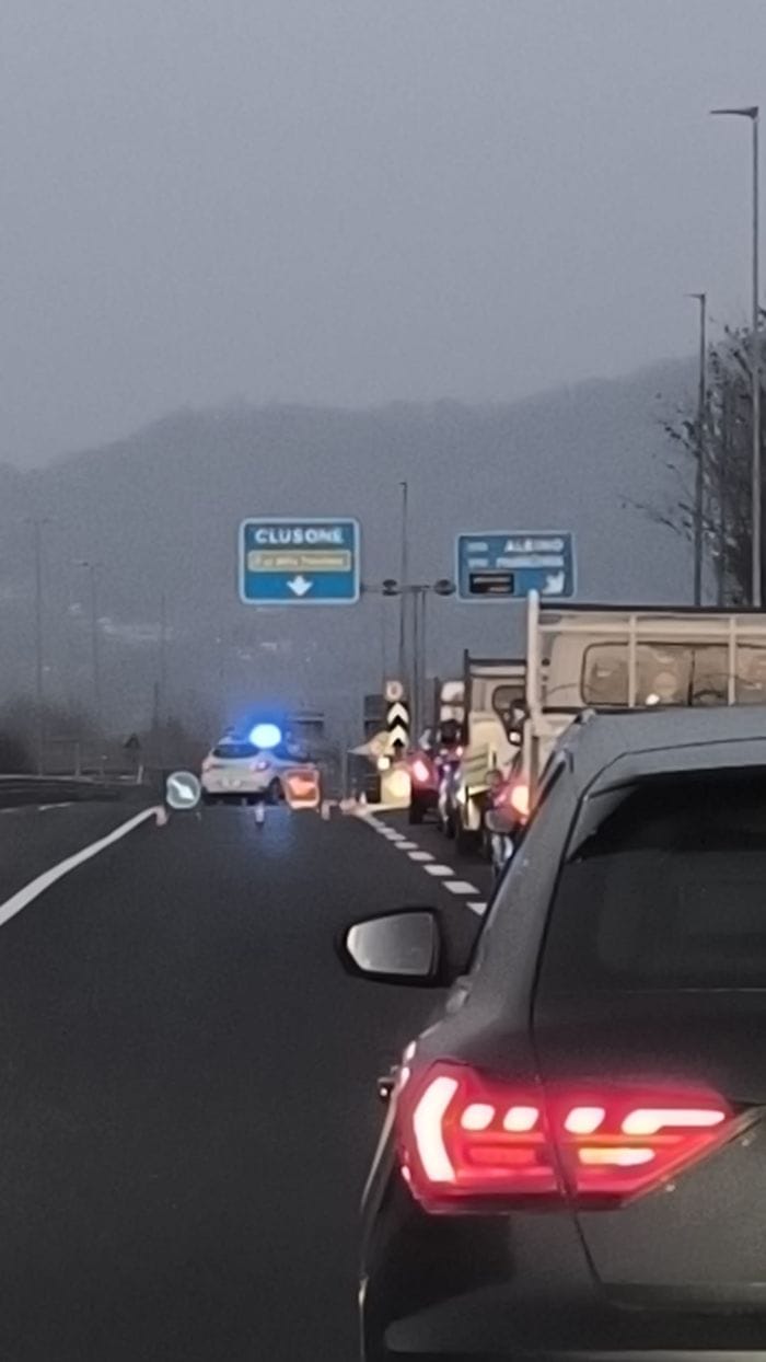 La polizia locale ha chiuso la strada 671 all’altezza della galleria del Dosso e il traffico è deviato sulla viabilità ordinaria a Albino