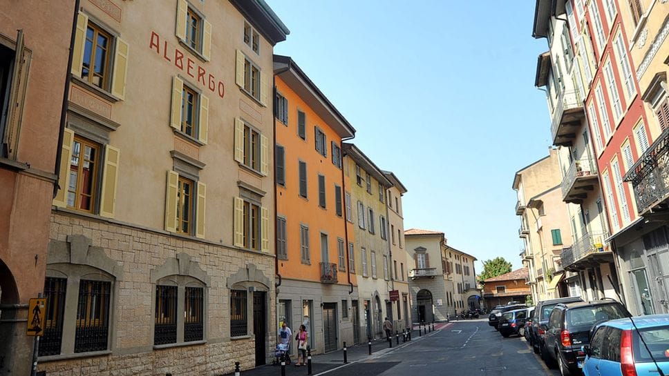 Uno scorcio di via San Lazzaro a Bergamo, a pochi passi da piazza Pontida, dove il 29 novembre si è consumata l’aggressione a una ragazza di 23 anni. L’imputato, un 27enne bengalese, ha patteggiato la pena di 1 anno e 8 mesi di carcere.